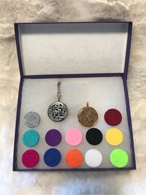 Aromatherapy Locket Necklace with 12 Felt Pads - Silver & Rose Gold